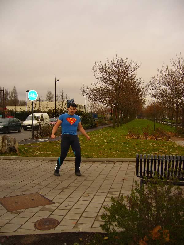 superman n est pas mort!!il vis pres de valenciennes ds le nord de la france!!